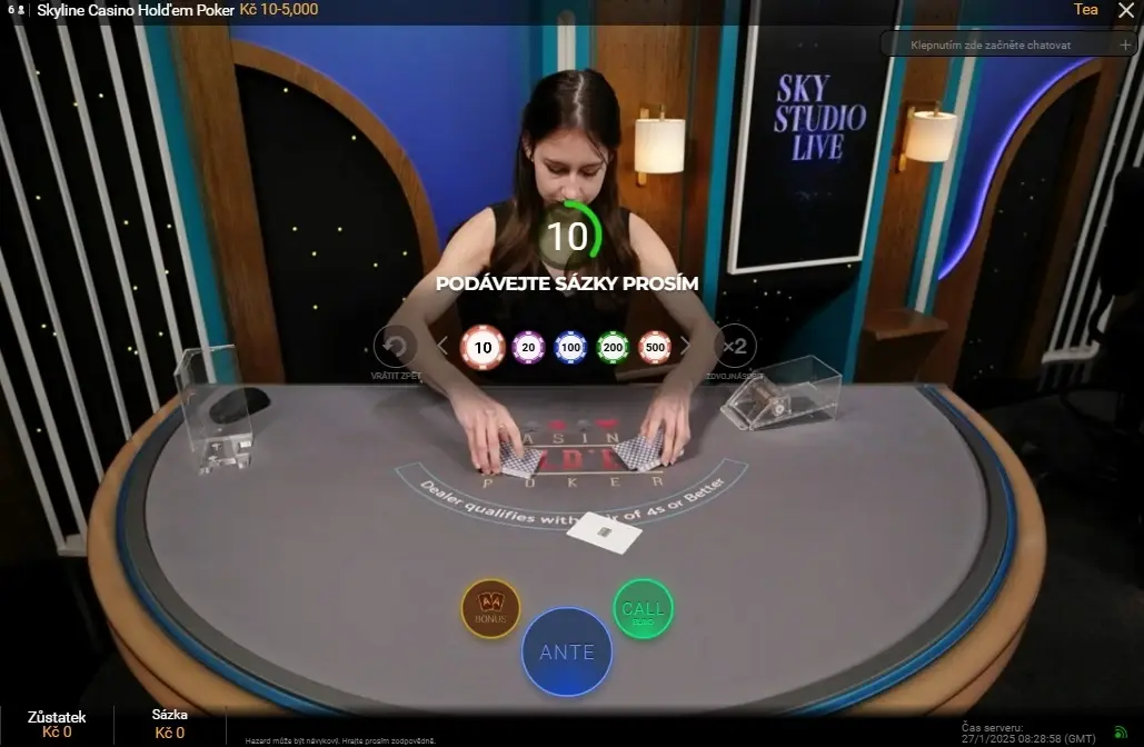 Živá hra Skyline Casino Hold’em Poker s krupiérkou – podávejte sázky Krupiérka rozdává karty u stolu Skyline Casino Hold’em Poker ve studiu Sky Studio Live